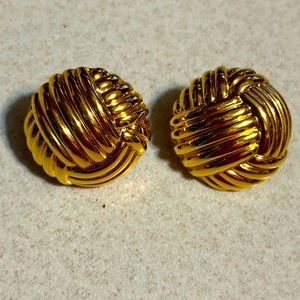 Vintage Napier gold tone knot screw clip earrings (527)